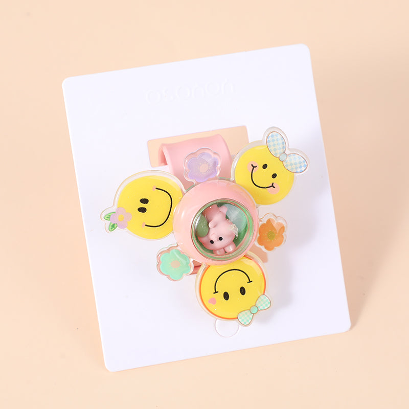 Volto sorridente che gira il braccialetto a scatto