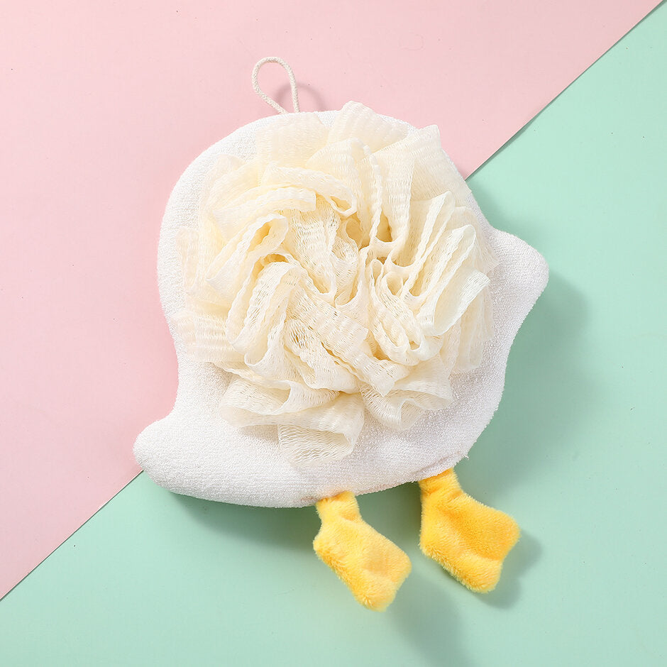 Simpatica anatra che strofina il telo da bagno