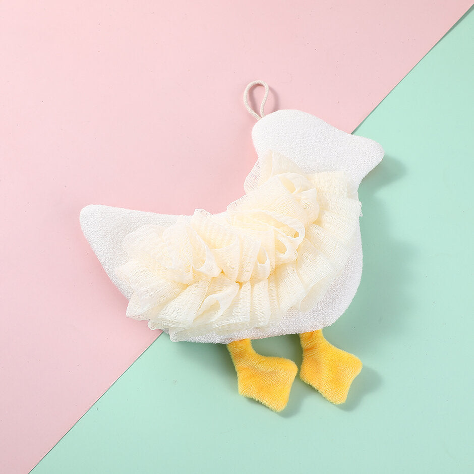 Padia felice che strofina il telo da bagno