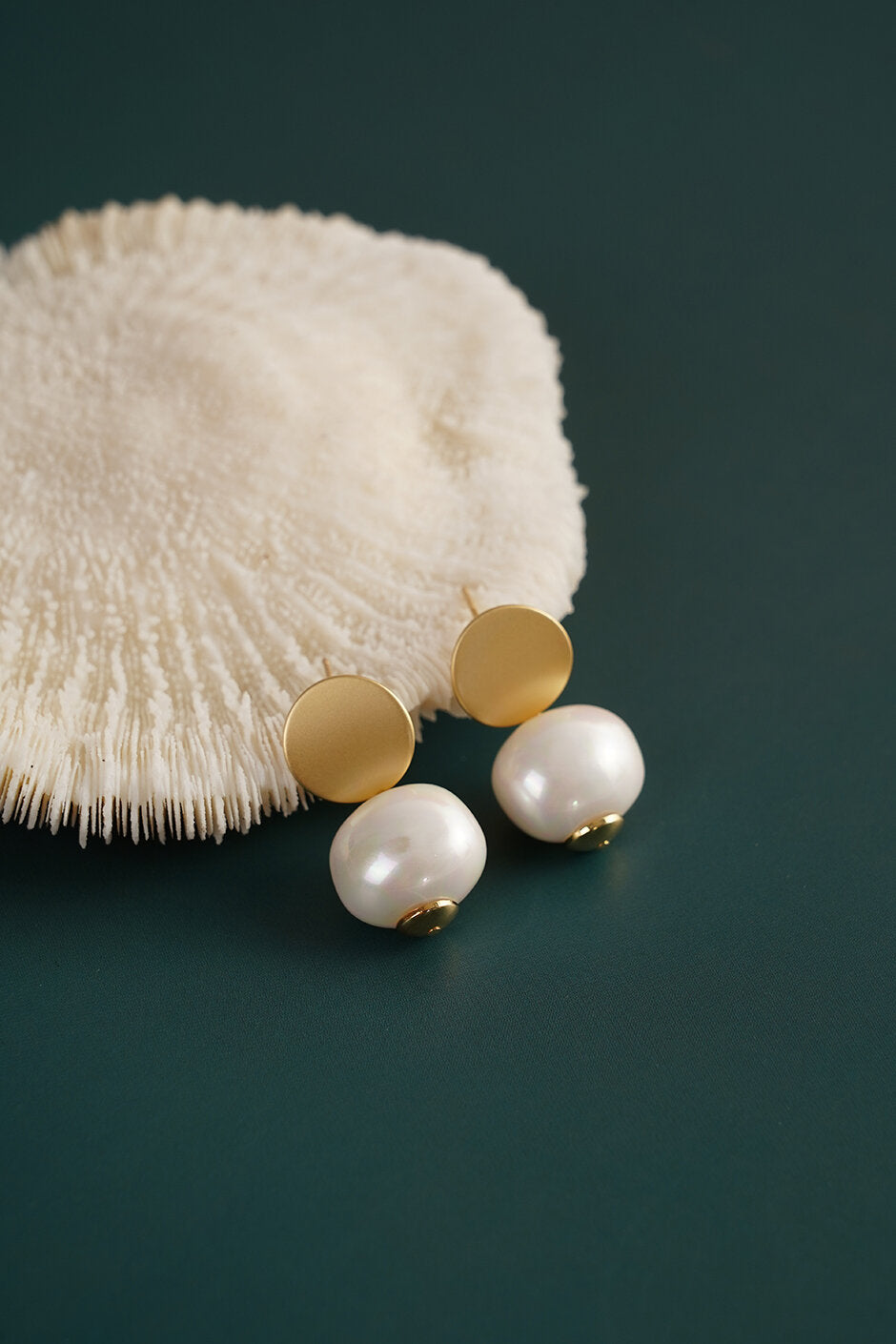 Eleganti e semplici orecchini di perle -un paio