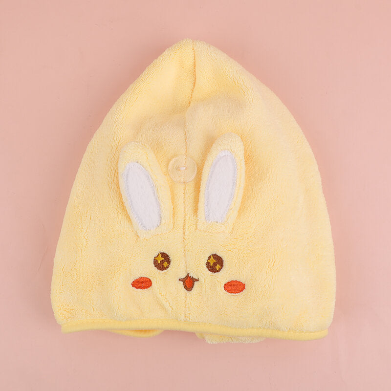 Simpatico coniglio felice che si asciuga i capelli