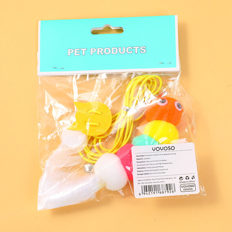 Giocattolo per gatti con coda di piume appeso alla porta