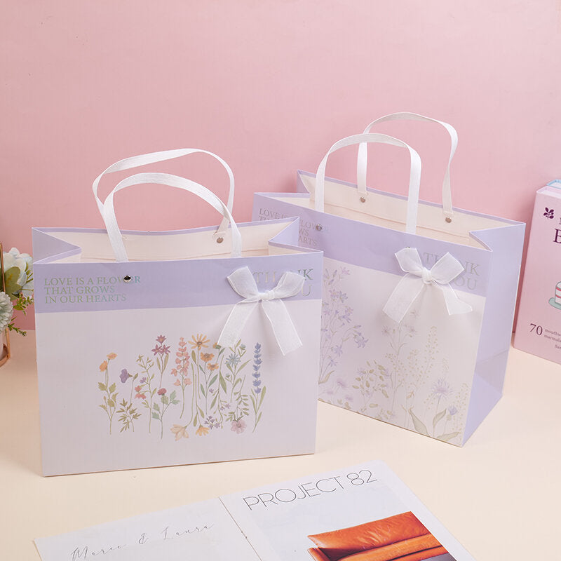 Borsa regalo orizzontale con fiori della serie viola-M