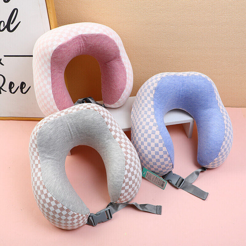 Cuscino a forma di U con motivo a quadri lavorato a maglia