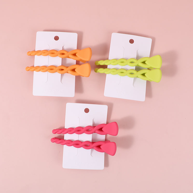 Treccia regolare con fermaglio per capelli