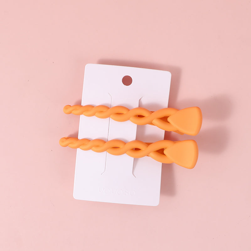 Treccia regolare con fermaglio per capelli