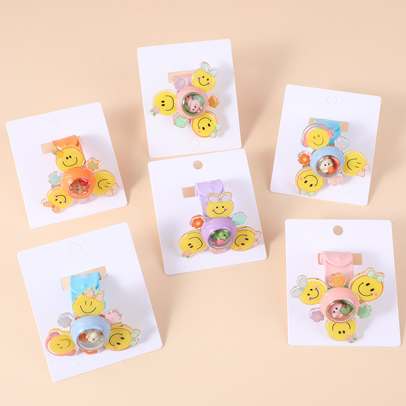 Volto sorridente che gira il braccialetto a scatto