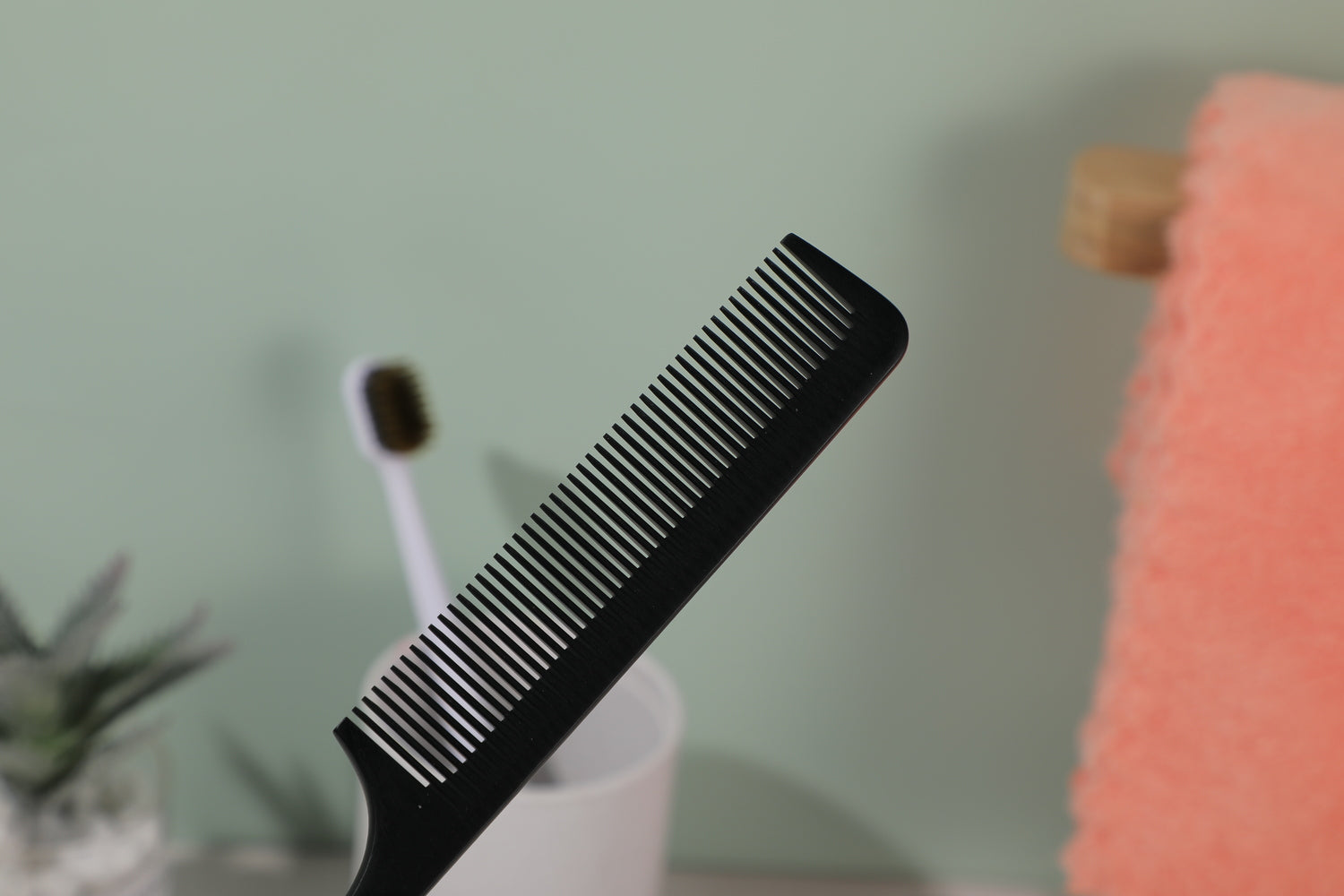 Spazzola antistatica a denti fitti con coda appuntita