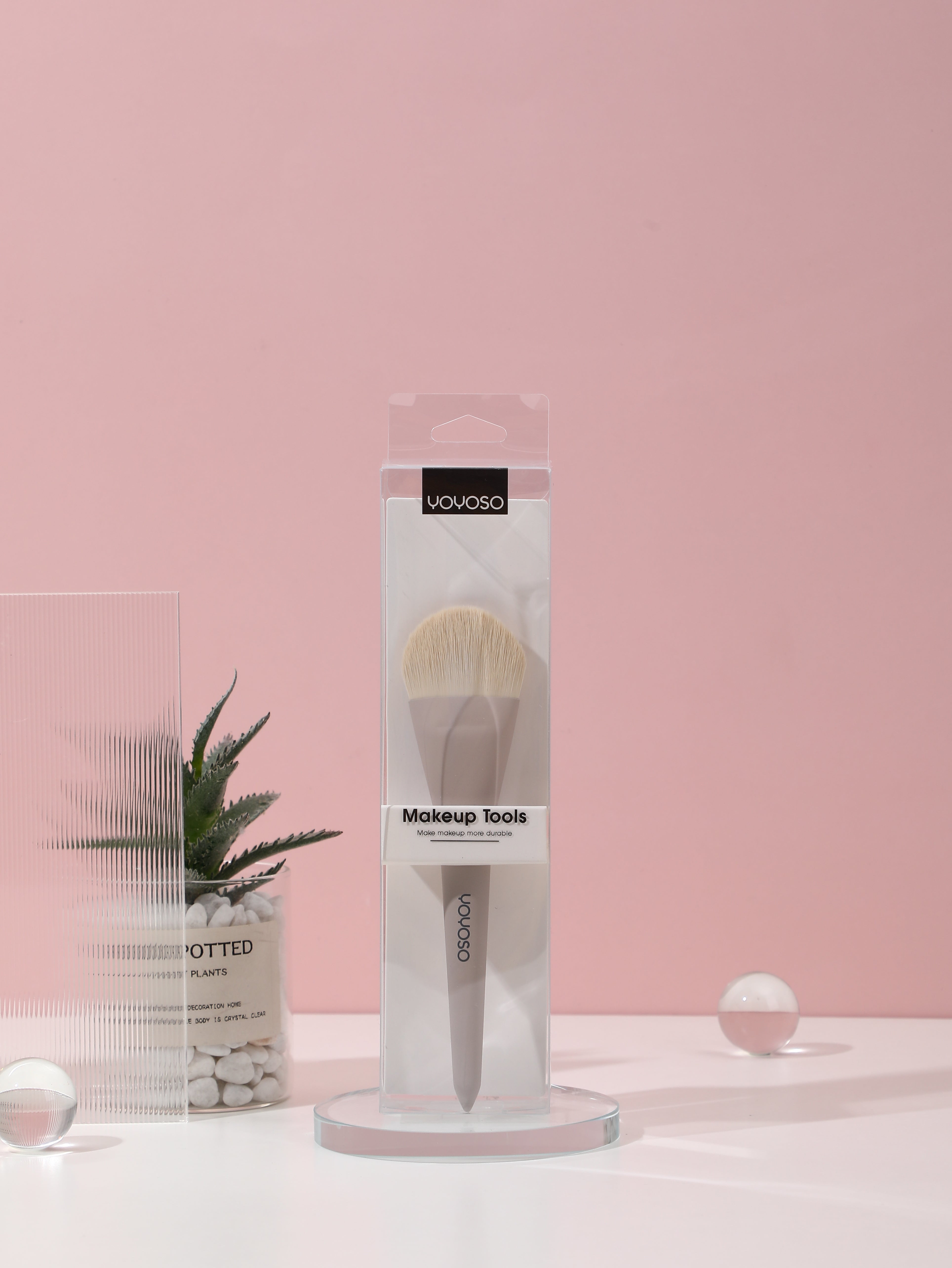 Pennello di fondotinta con manico in legno