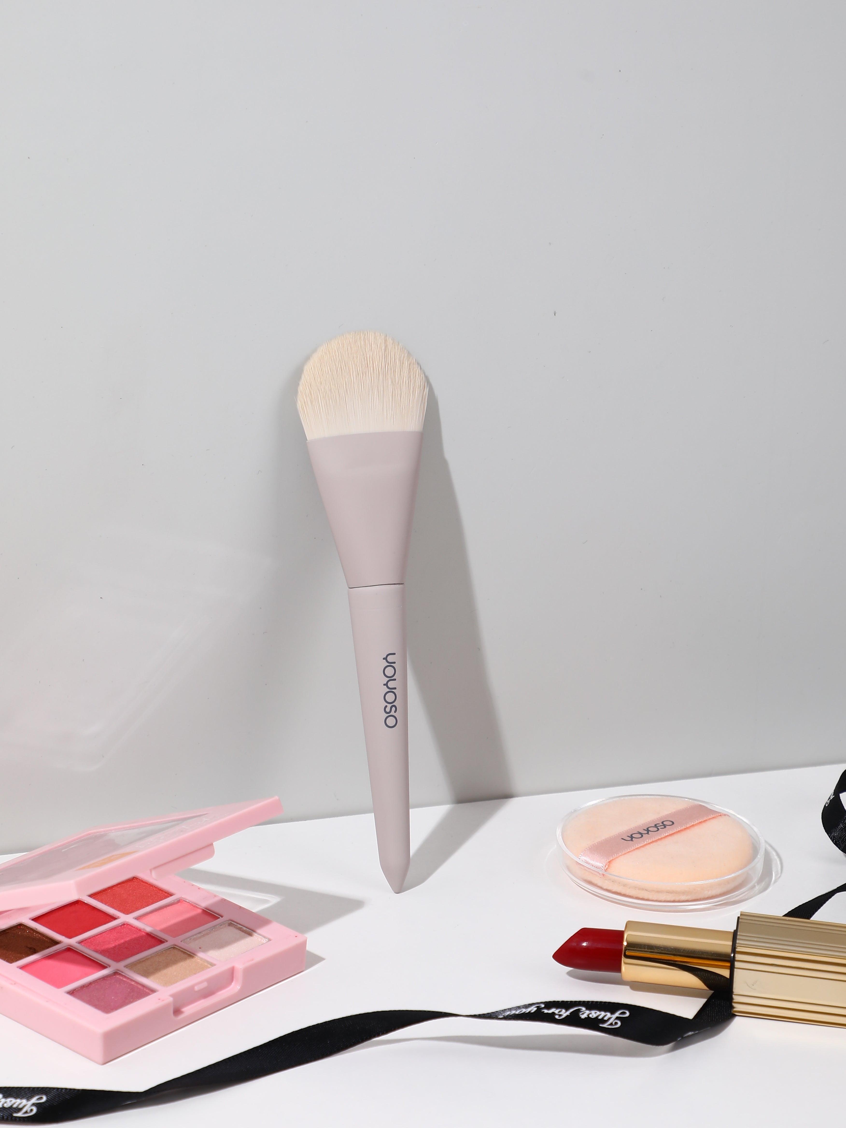 Pennello di fondotinta con manico in legno