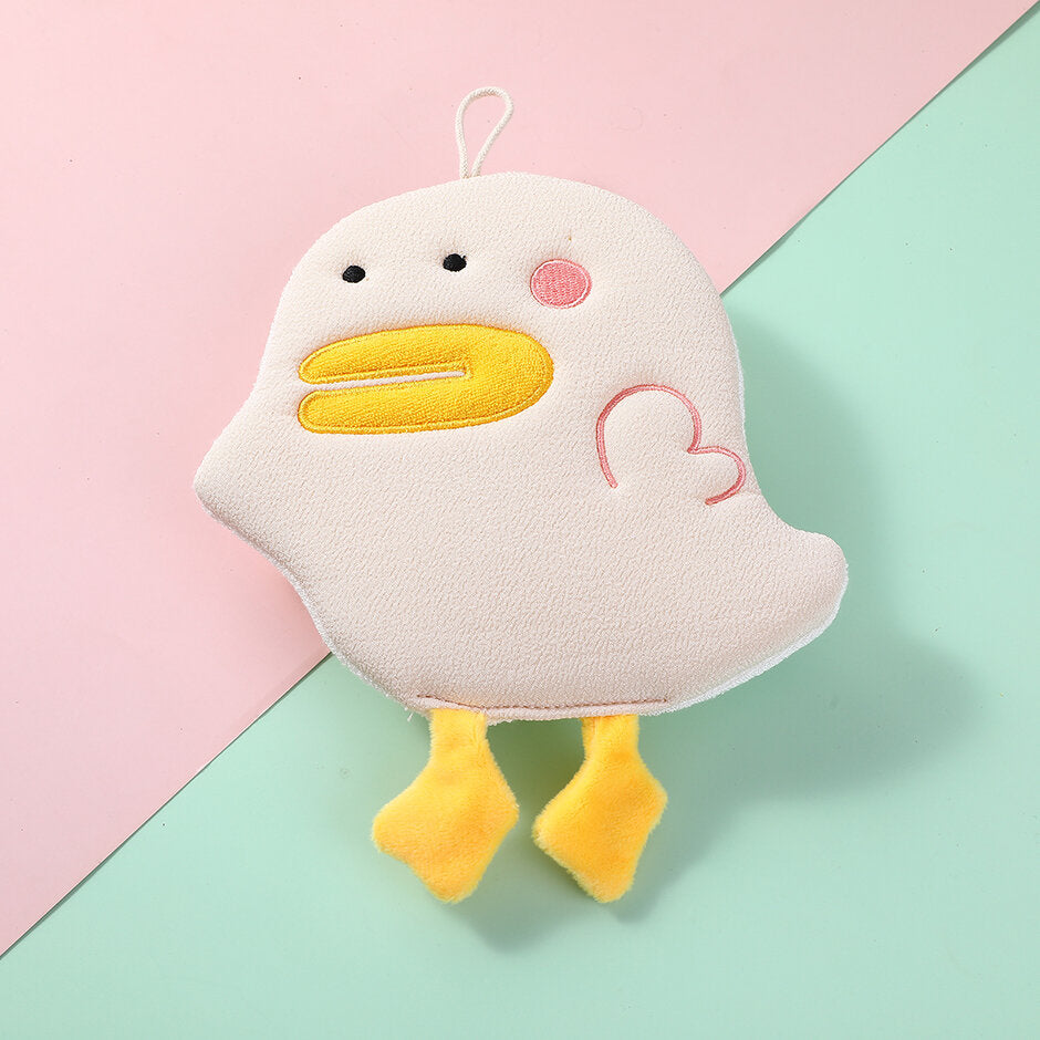 Simpatica anatra che strofina il telo da bagno