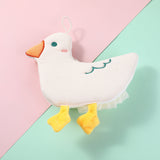 Padia felice che strofina il telo da bagno