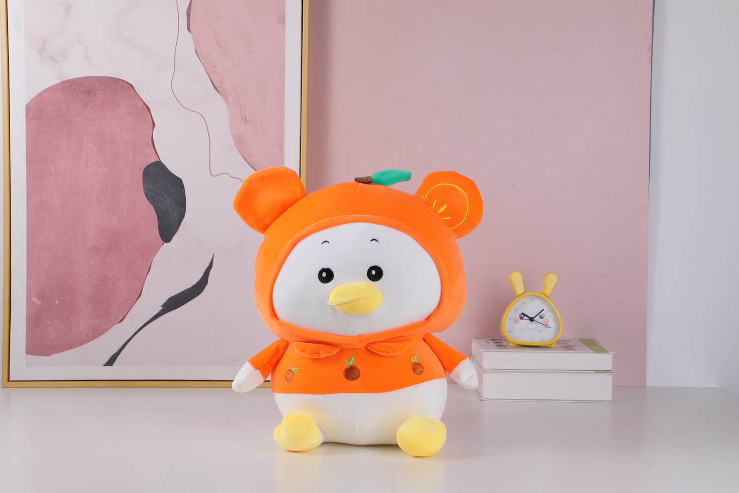 Bambola anatra con pullover di frutta arancione seduta dei cartoni animati-35cm