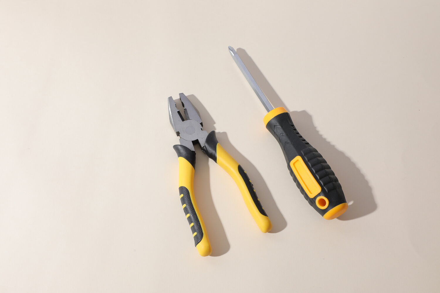 Set di pinze e cacciaviti