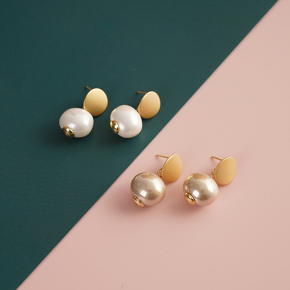 Eleganti e semplici orecchini di perle -un paio