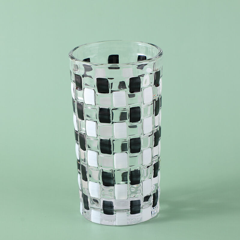 Tazza in vetro a scacchiera bianca e nera dipinta a mano - 350 ml