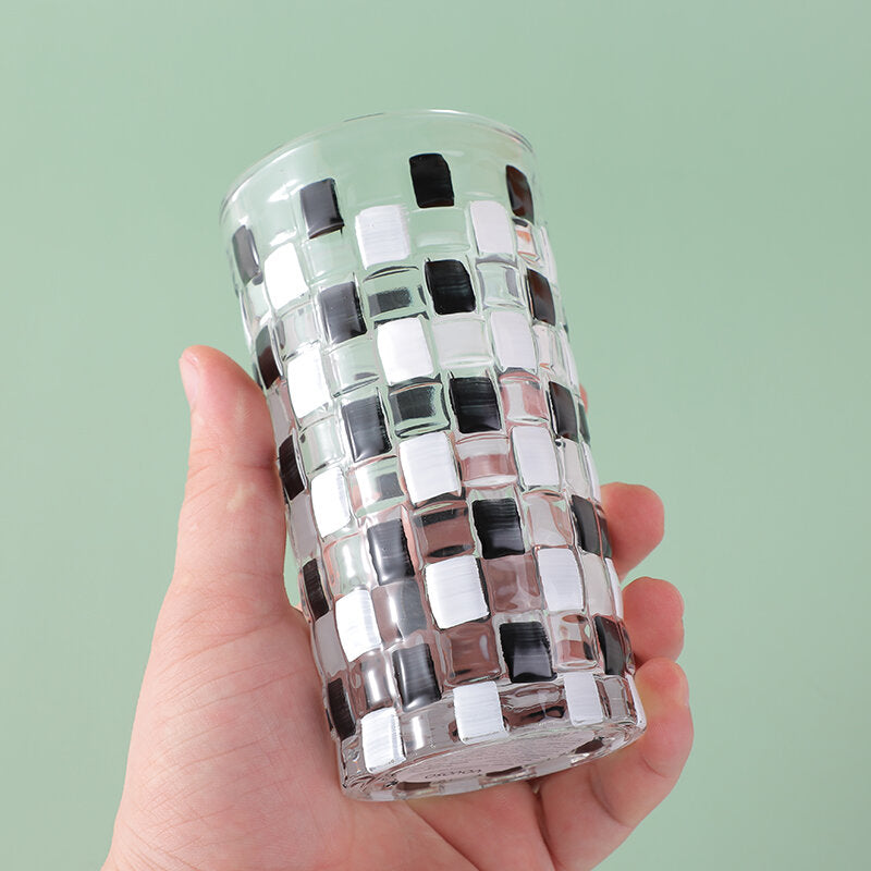 Tazza in vetro a scacchiera bianca e nera dipinta a mano - 350 ml
