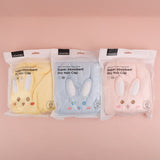 Simpatico coniglio felice che si asciuga i capelli