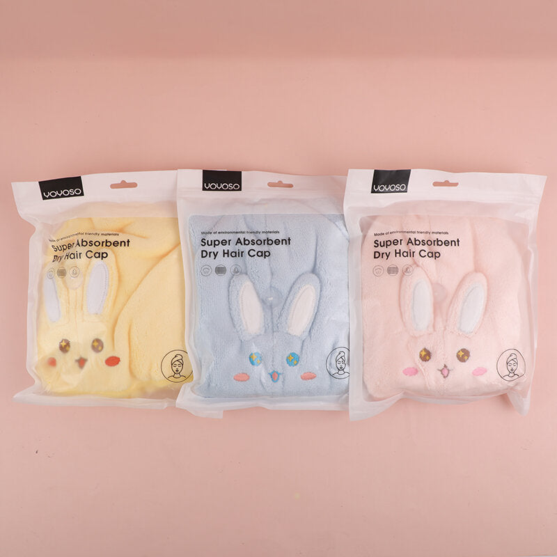 Simpatico coniglio felice che si asciuga i capelli