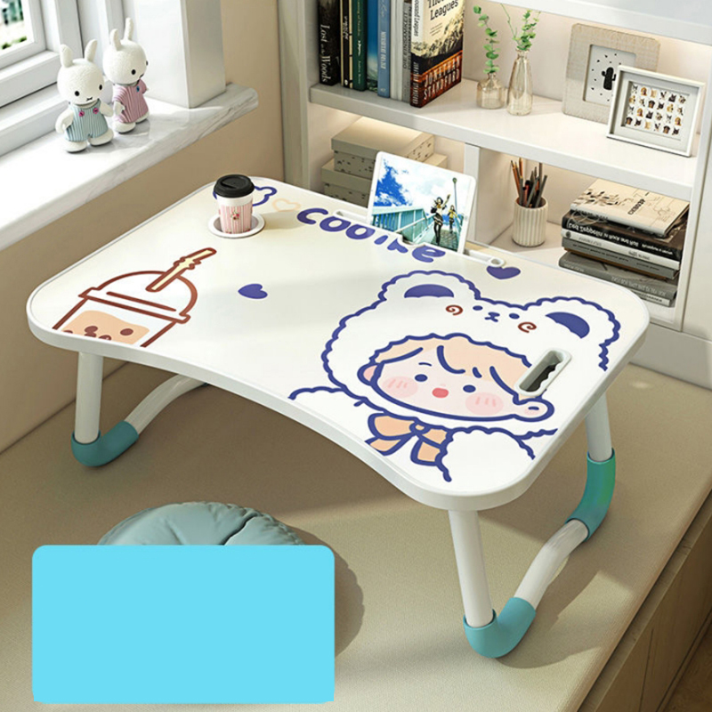 Ragazza con bubble tea tavolo computer multifunzionale