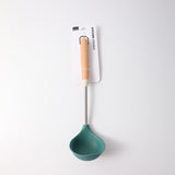 Mestolo in silicone con manico in legno