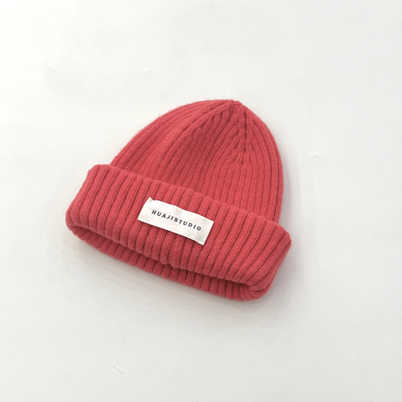 Cappello lavorato a maglia per bambini con etichetta in stoffa semplice-rosa rossa