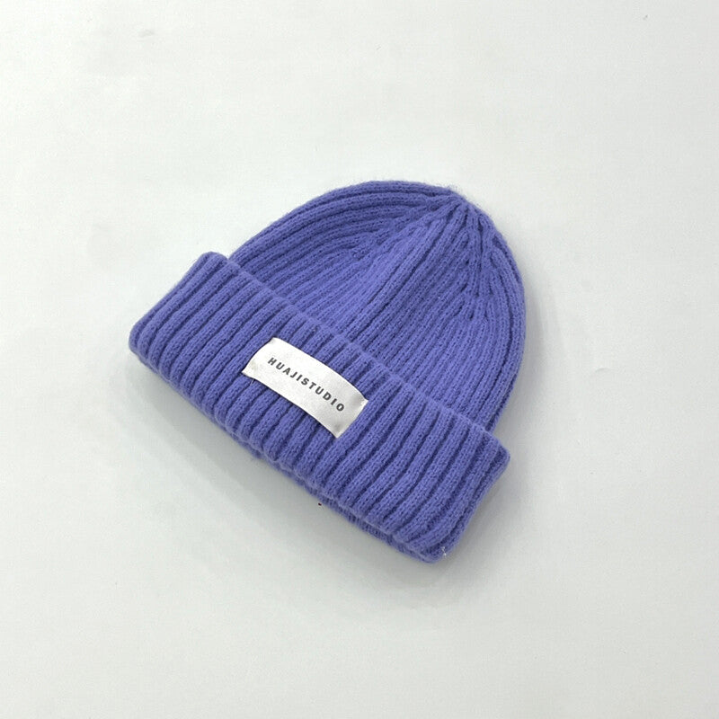 Semplice etichetta in stoffa per cappello lavorato a maglia per bambini-viola