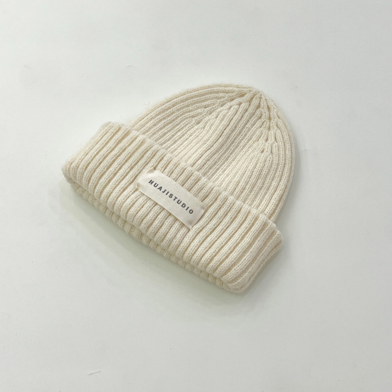 Semplice etichetta in stoffa per cappello lavorato a maglia per bambini beige