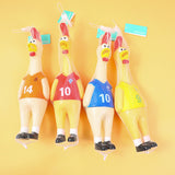 Giocattolo a forma di pollo urlante con base a tema calcio