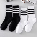 Calzini semplici da donna a righe bianche e nere in cotone a metà polpaccio (due paia