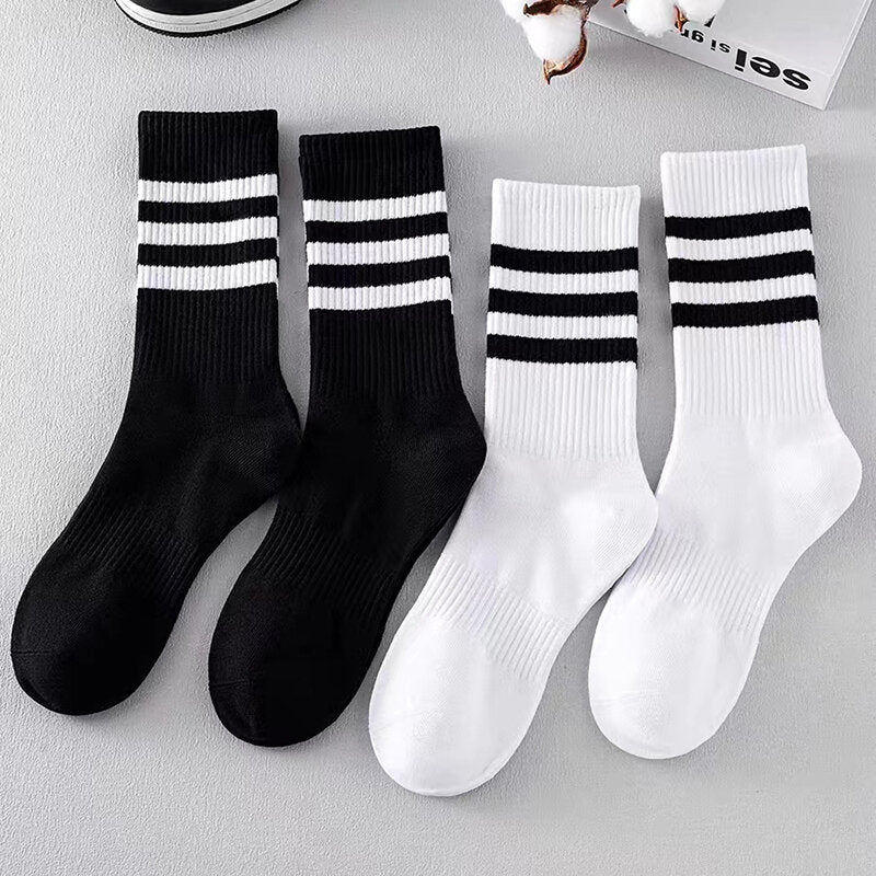Calzini semplici da donna a righe bianche e nere in cotone a metà polpaccio (due paia
