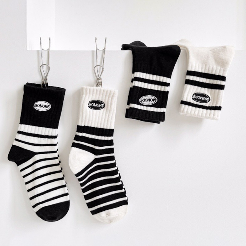 Calze a metà polpaccio per bambini con ricamo di lettere a righe bianche e nere-M