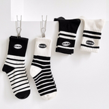 Calze a metà polpaccio per bambini con ricamo di lettere a righe bianche e nere-L