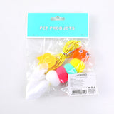 Giocattolo per gatti con coda di piume appeso alla porta