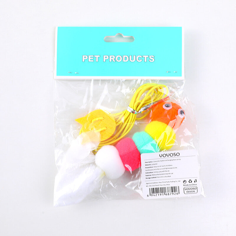 Giocattolo per gatti con coda di piume appeso alla porta