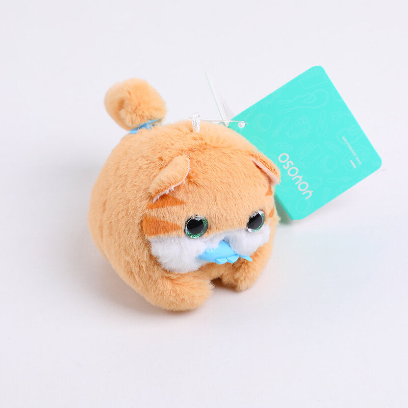 Gattino giallo scodinzolante con pesce giocattolo-Q237