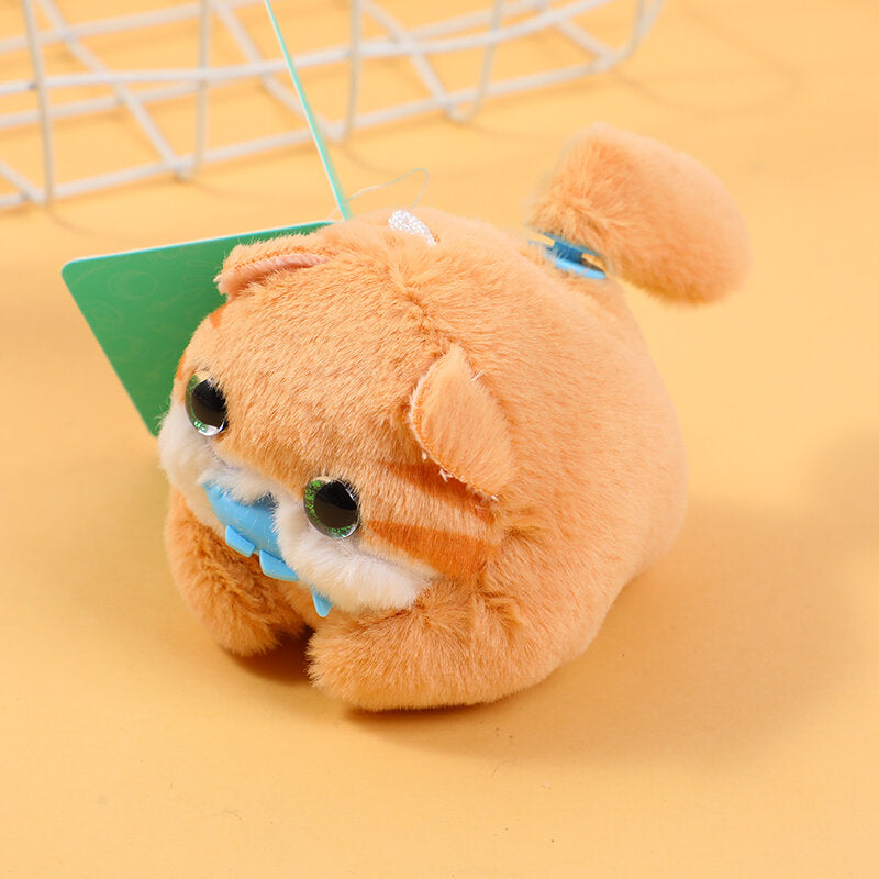 Gattino giallo scodinzolante con pesce giocattolo-Q237