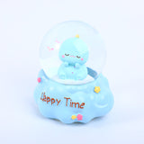 Piccolo dinosauro che scuote la mano della palla di neve con luce #65