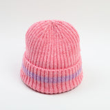Cappello lavorato a maglia con colori contrastanti-rosa