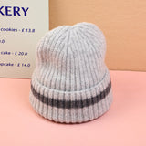 Cappello lavorato a maglia con colori a contrasto-grigio chiaro