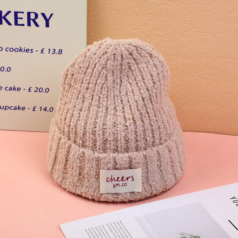 Cappello lavorato a maglia con logo in tessuto-beige