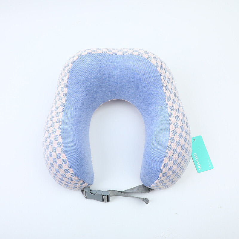 Cuscino a forma di U con motivo a quadri lavorato a maglia